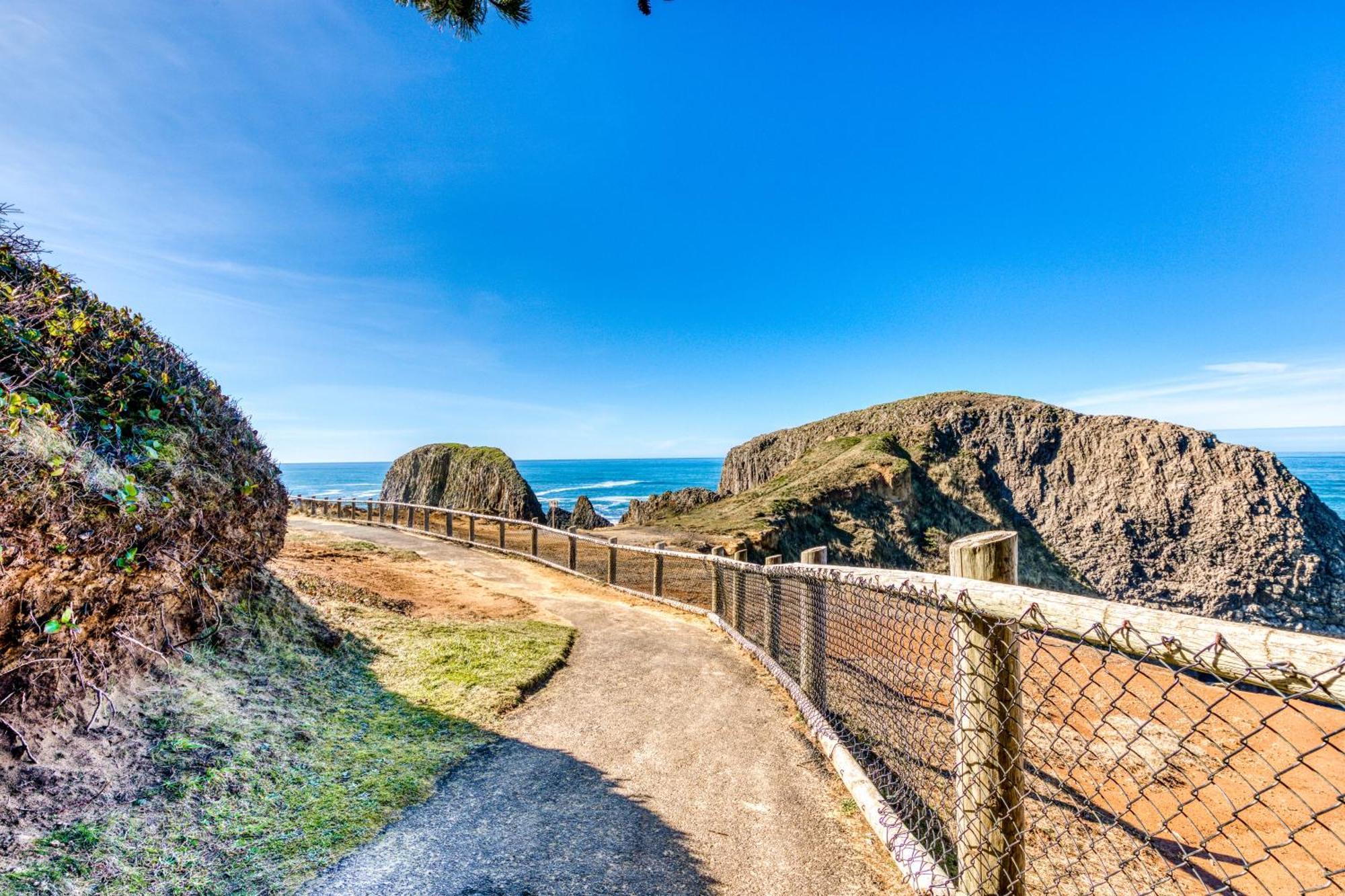 Ocean Breeze Retreat Villa Yachats Exterior photo